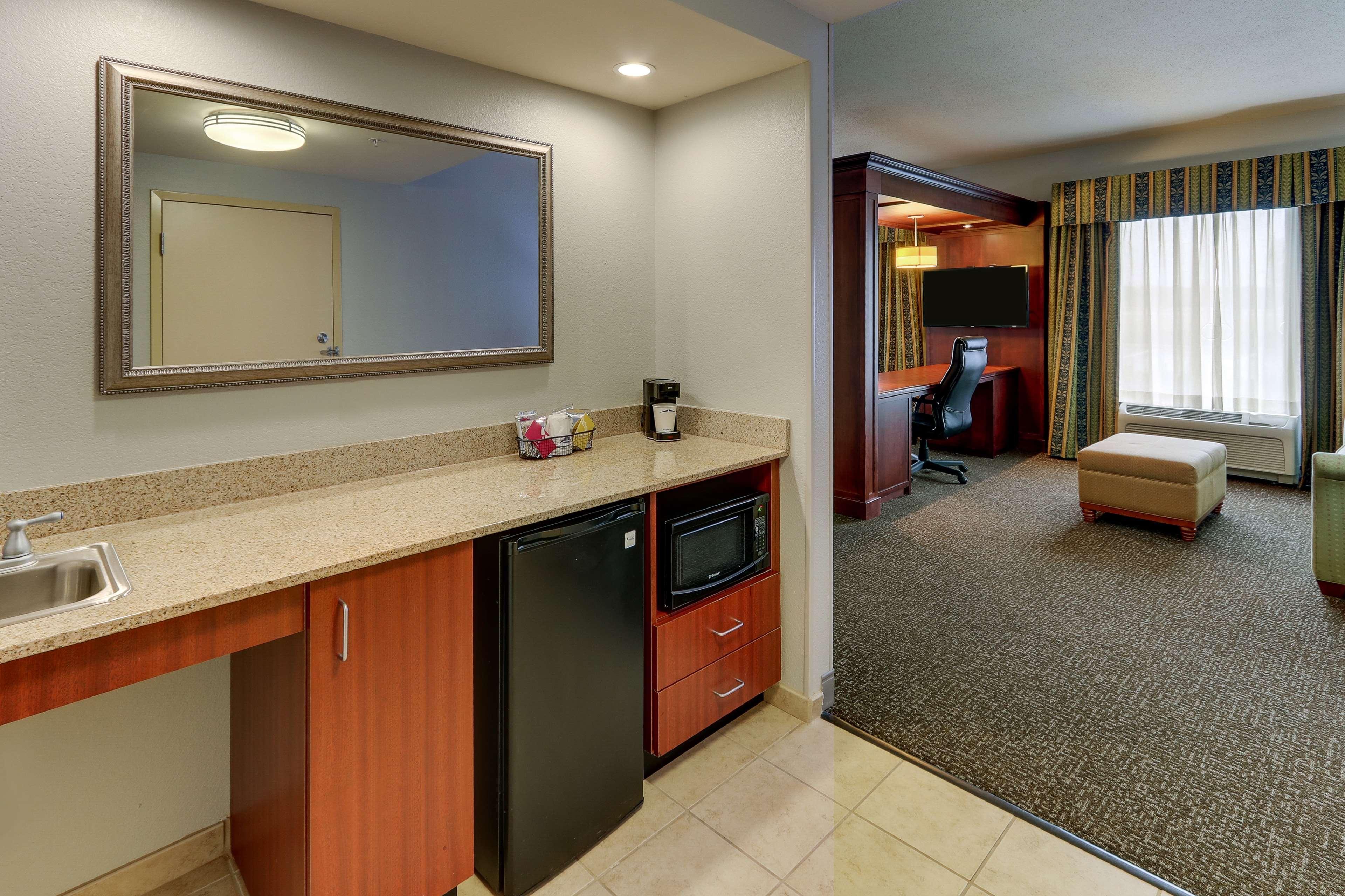 Hampton Inn & Suites Indianapolis-Airport Exterior photo