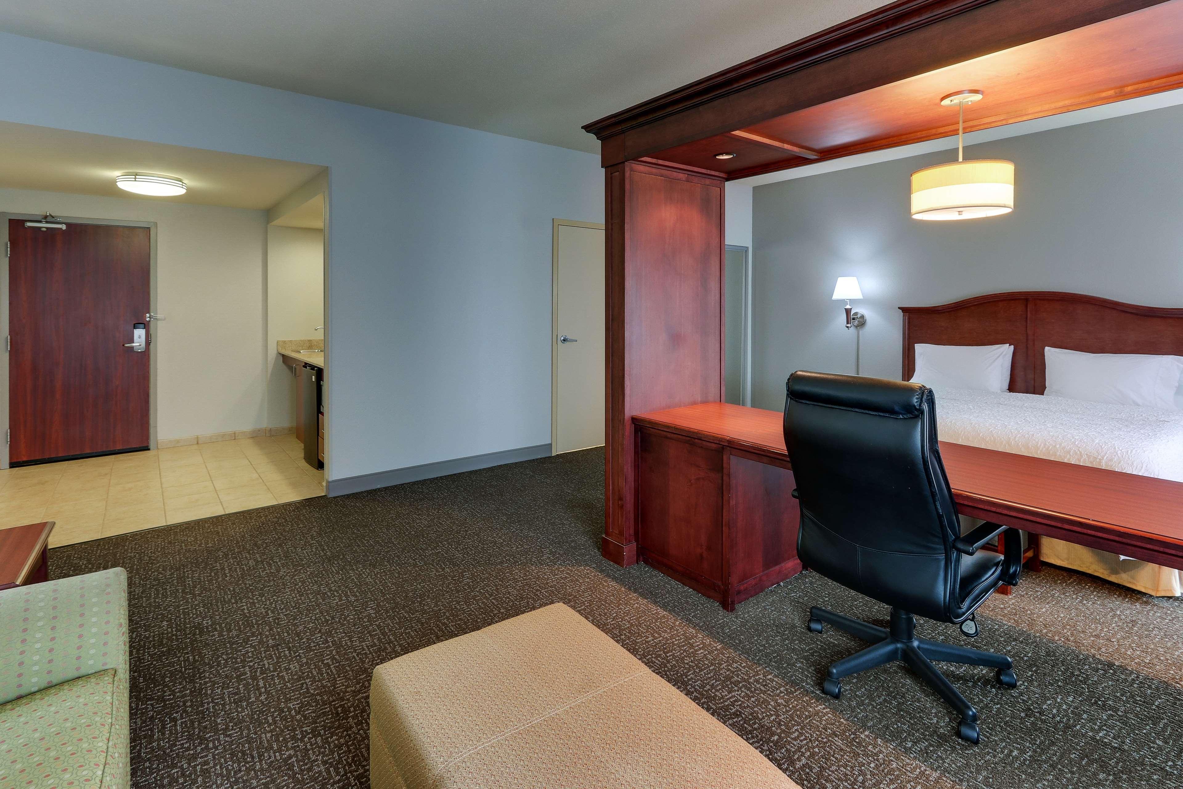 Hampton Inn & Suites Indianapolis-Airport Exterior photo