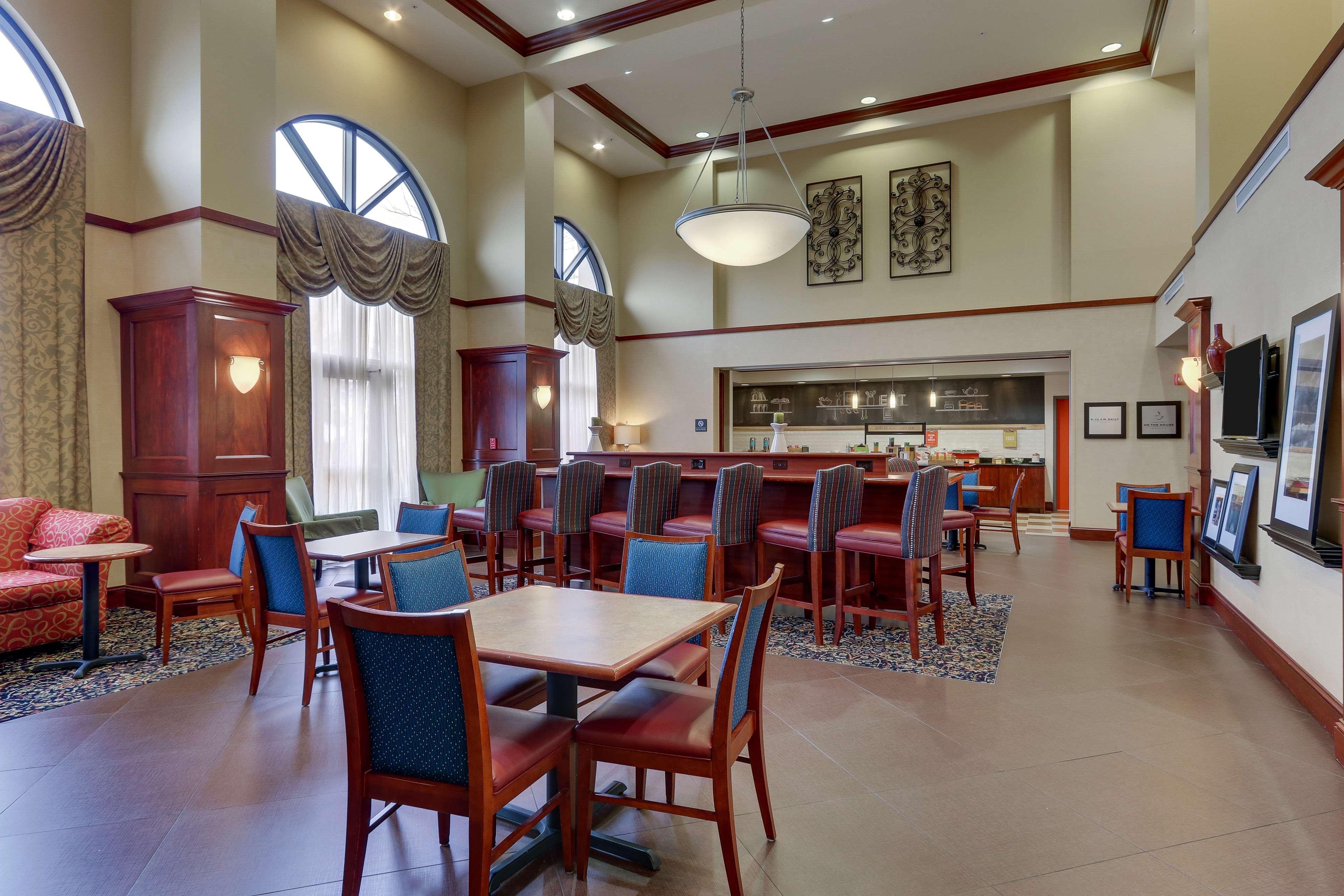 Hampton Inn & Suites Indianapolis-Airport Exterior photo
