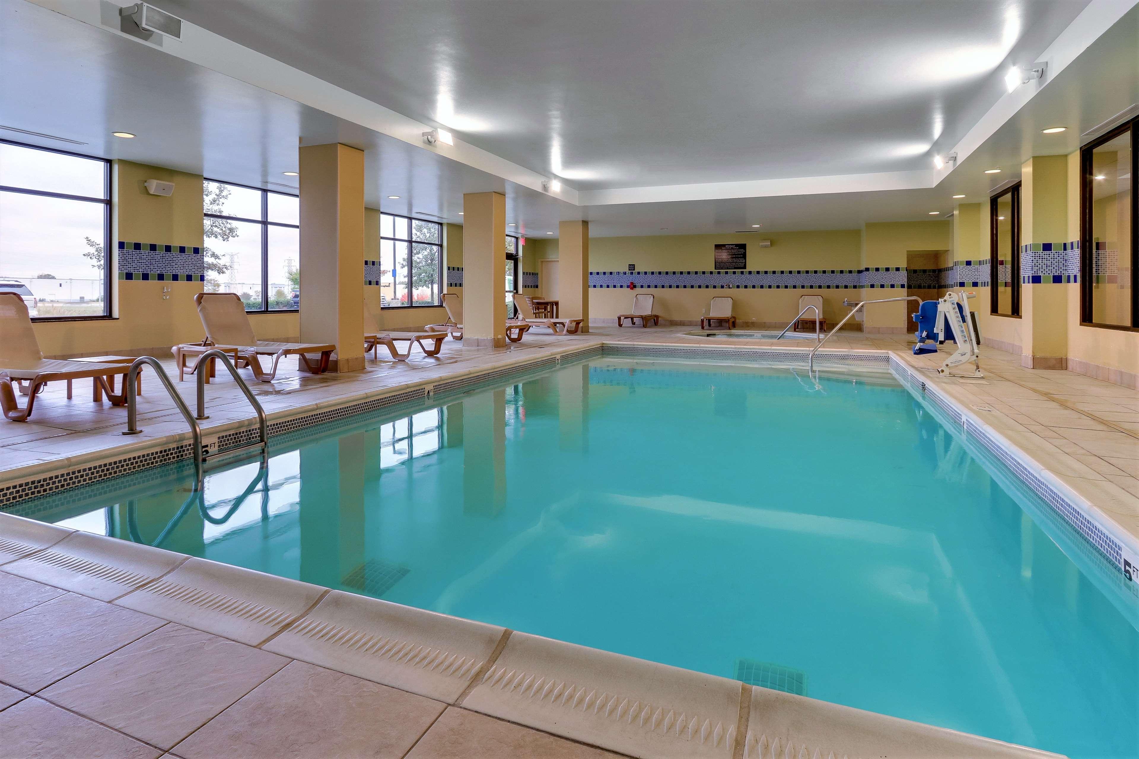 Hampton Inn & Suites Indianapolis-Airport Exterior photo