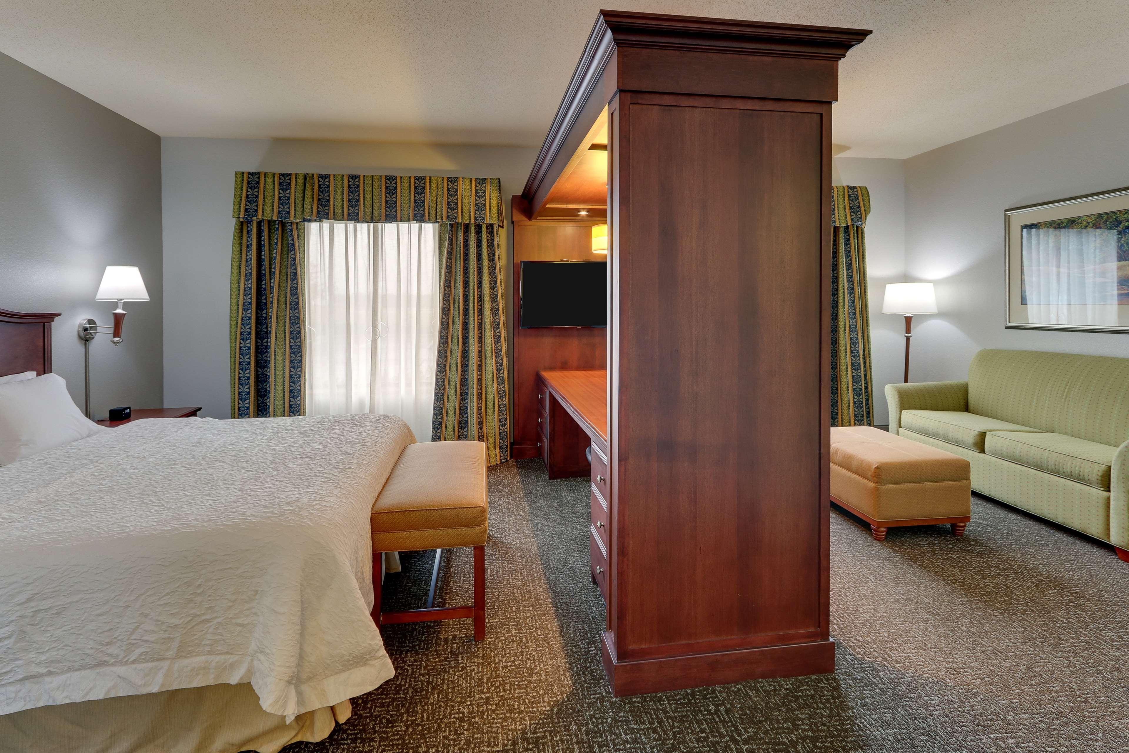 Hampton Inn & Suites Indianapolis-Airport Exterior photo