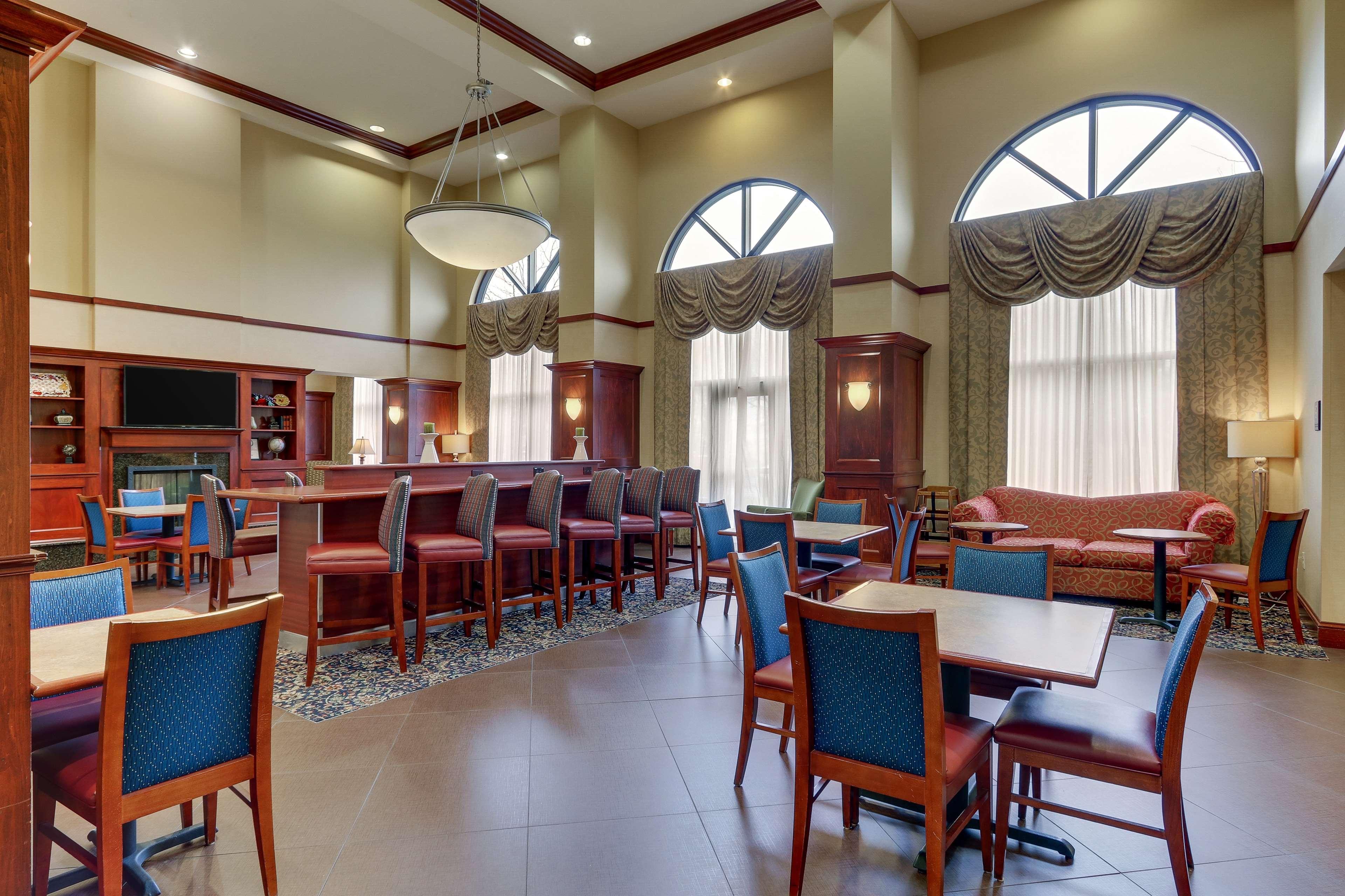 Hampton Inn & Suites Indianapolis-Airport Exterior photo