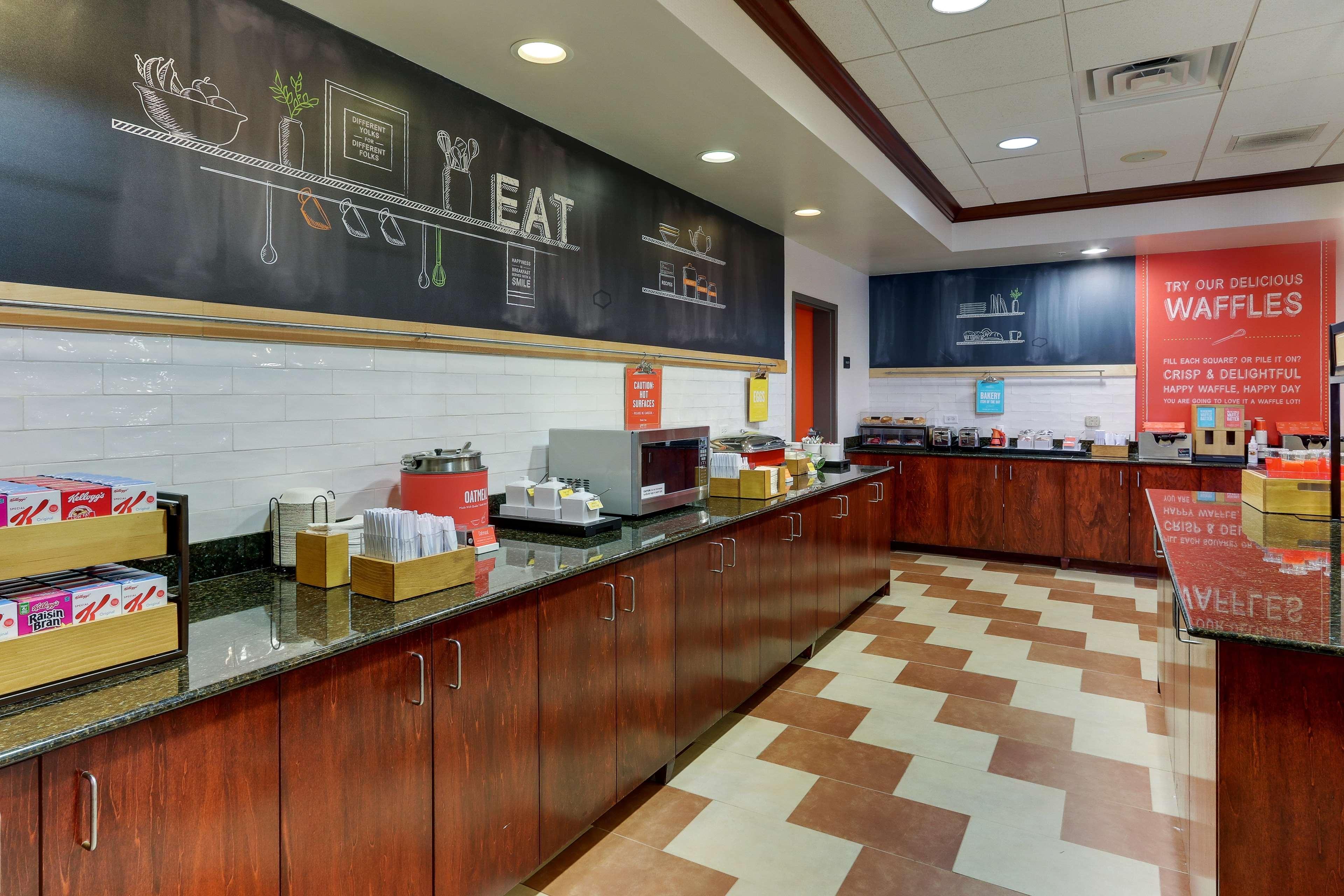 Hampton Inn & Suites Indianapolis-Airport Exterior photo