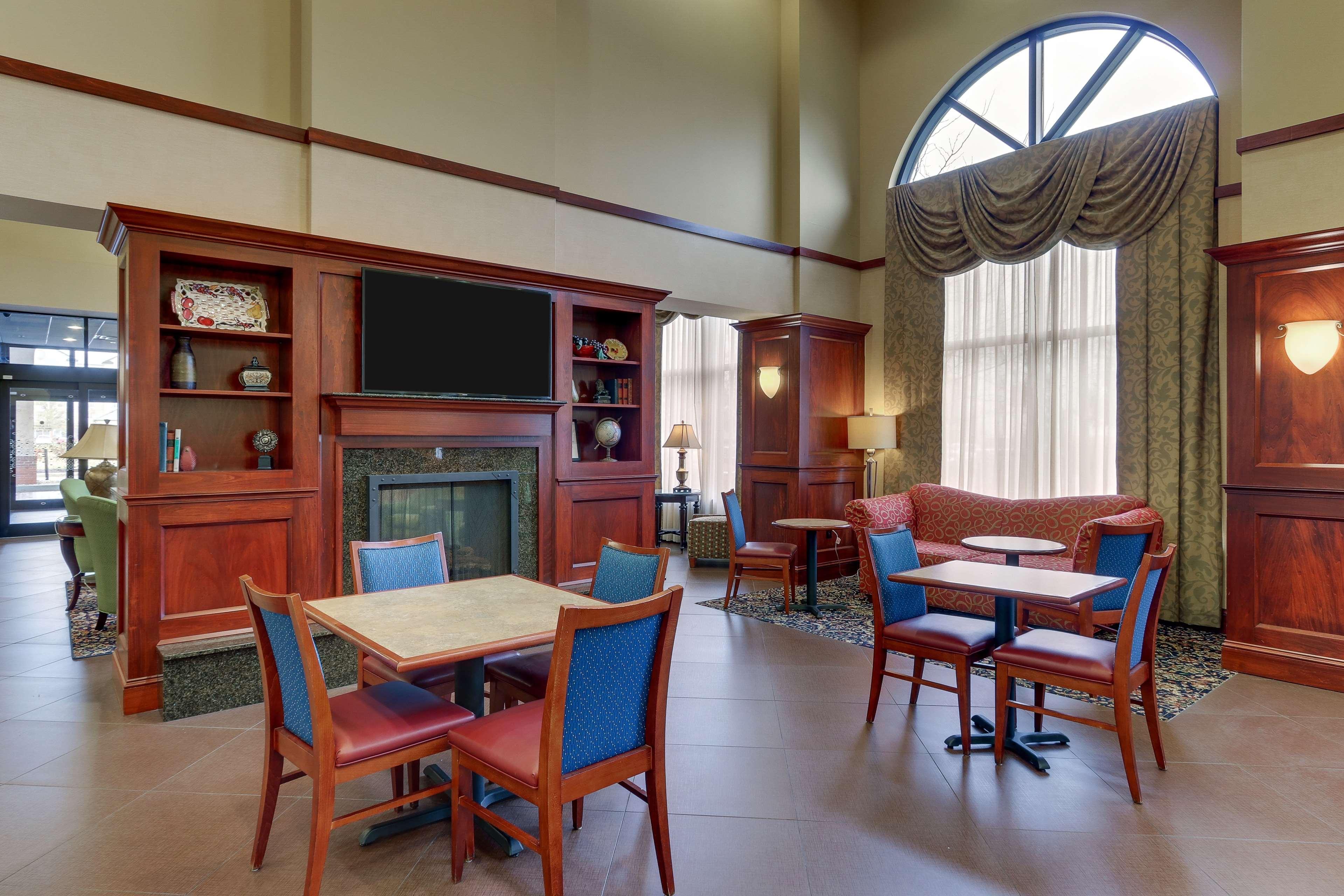 Hampton Inn & Suites Indianapolis-Airport Exterior photo