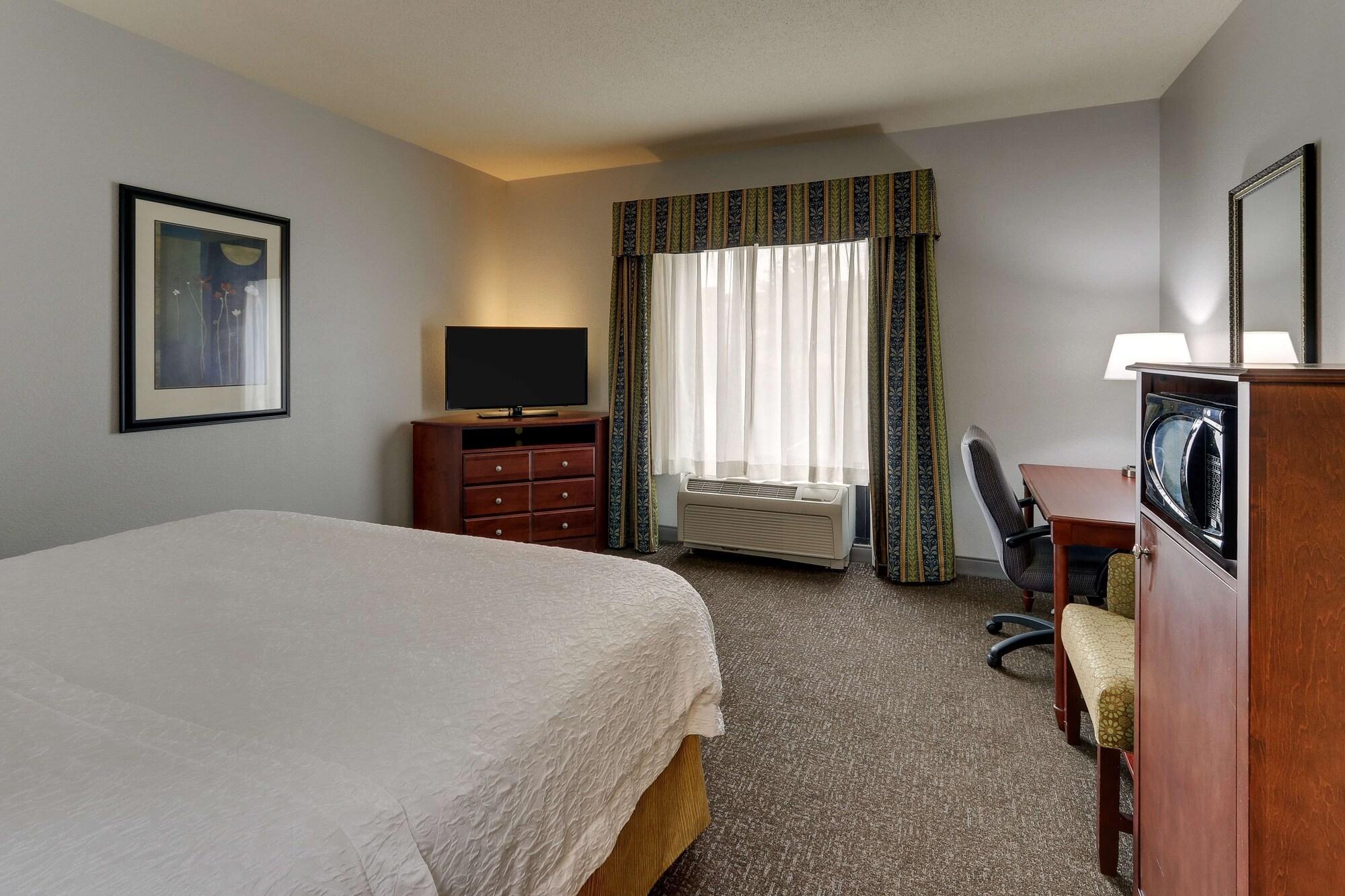 Hampton Inn & Suites Indianapolis-Airport Exterior photo