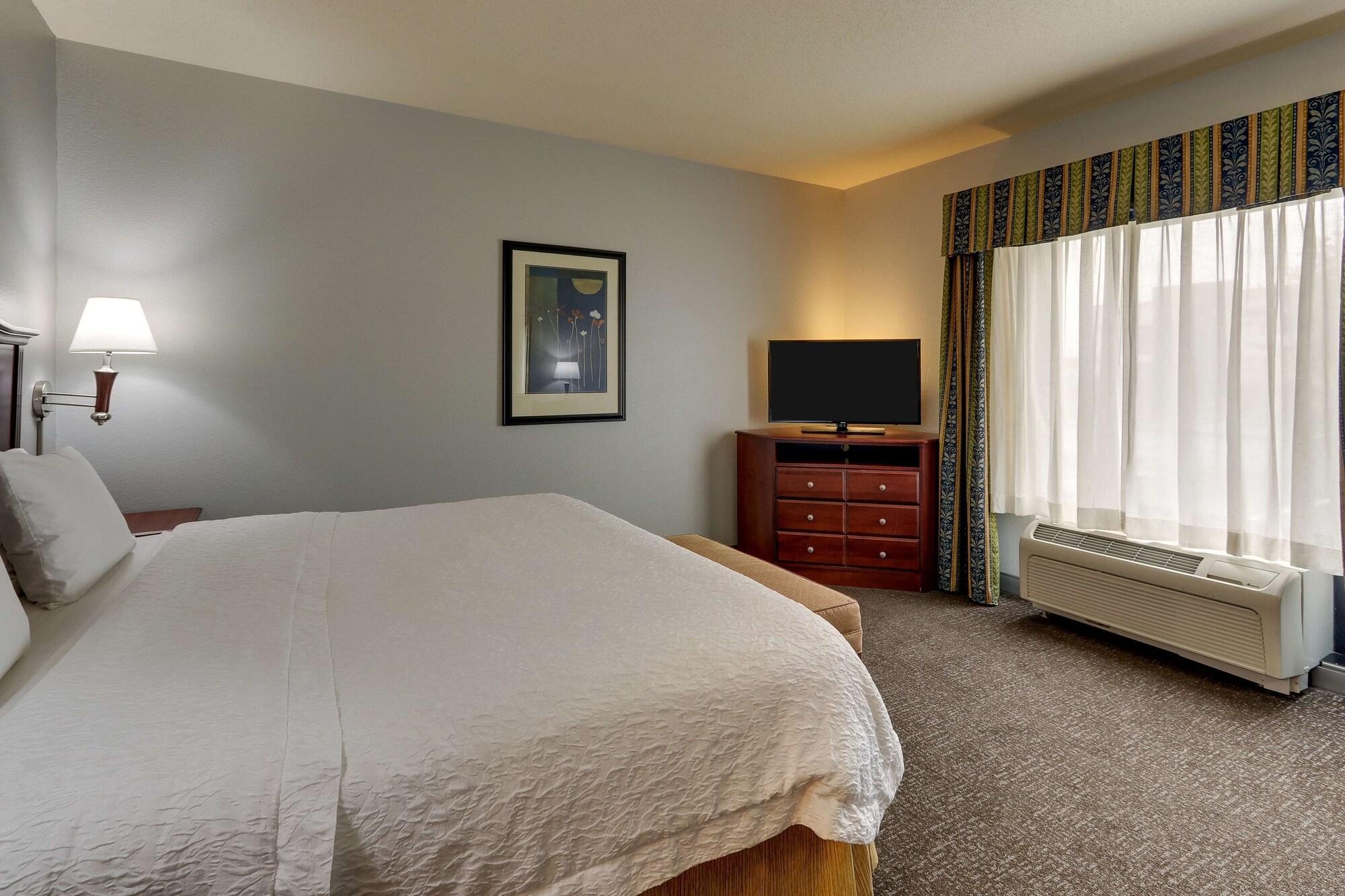 Hampton Inn & Suites Indianapolis-Airport Exterior photo
