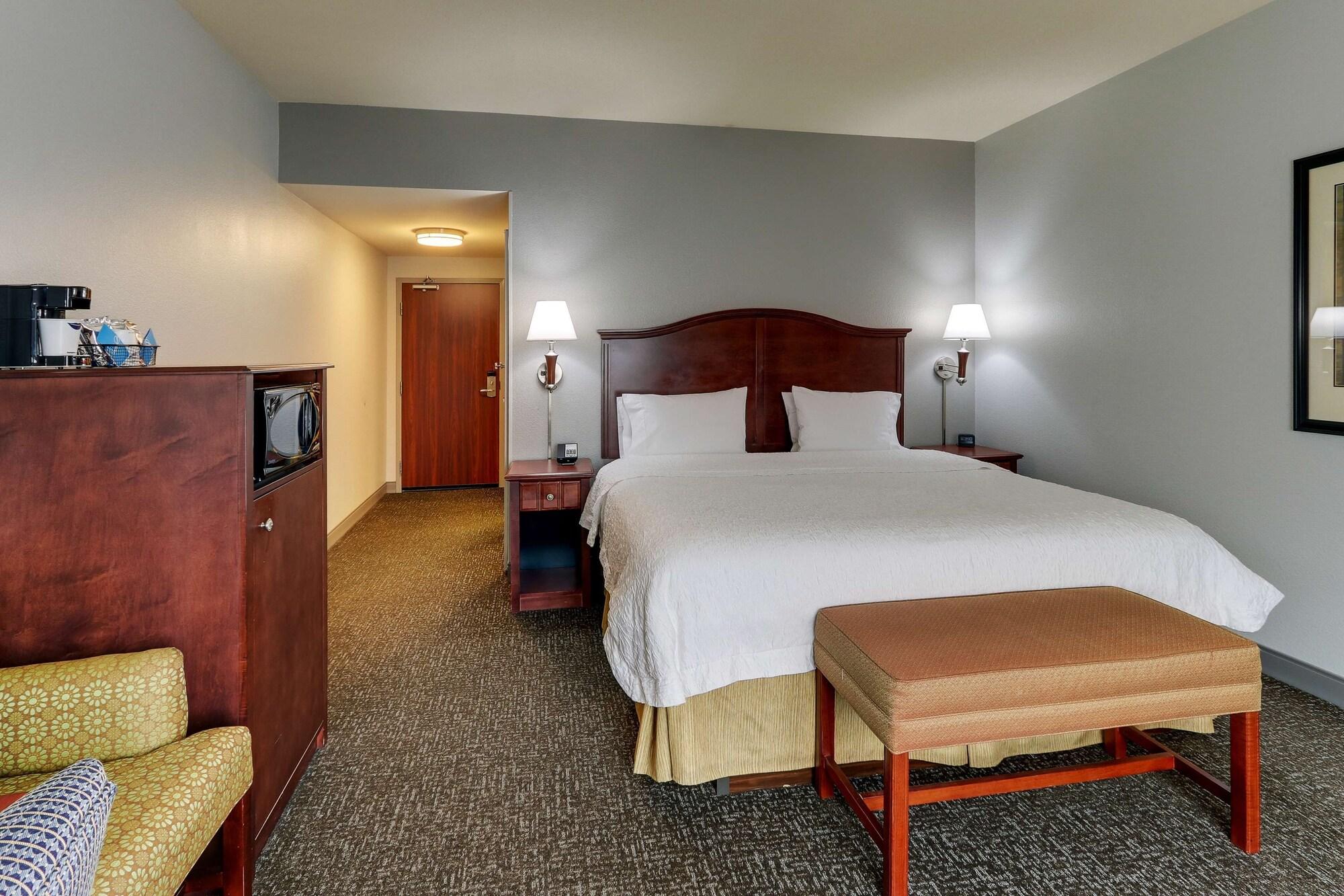 Hampton Inn & Suites Indianapolis-Airport Exterior photo