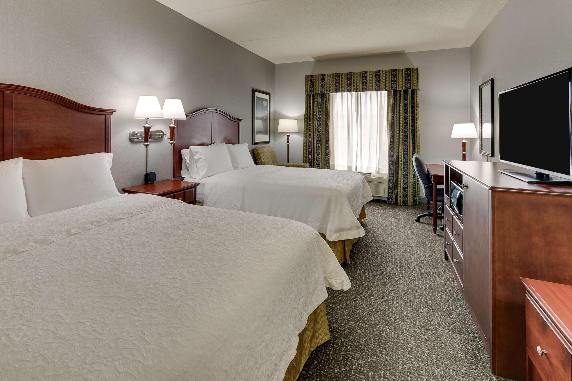 Hampton Inn & Suites Indianapolis-Airport Exterior photo