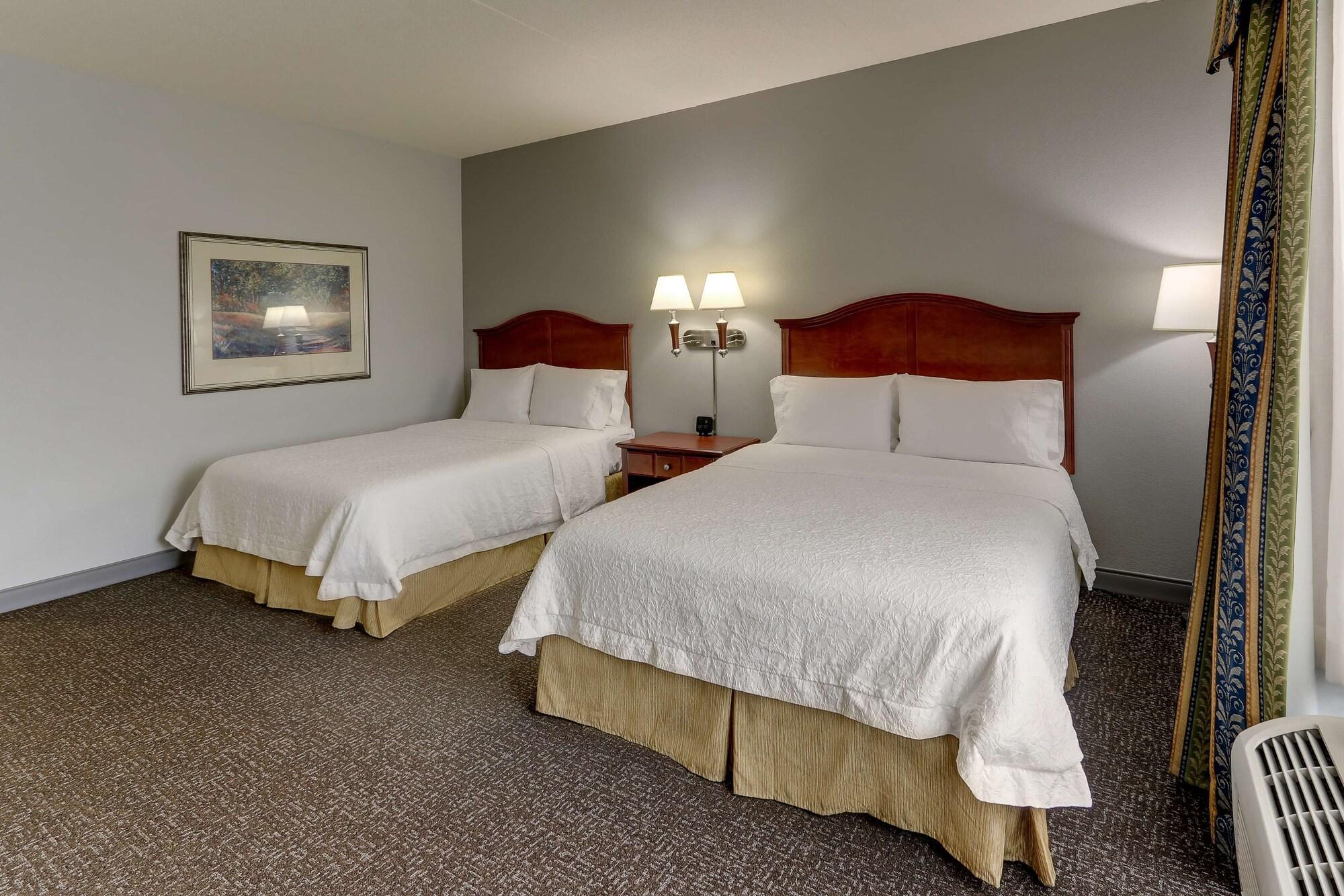 Hampton Inn & Suites Indianapolis-Airport Exterior photo