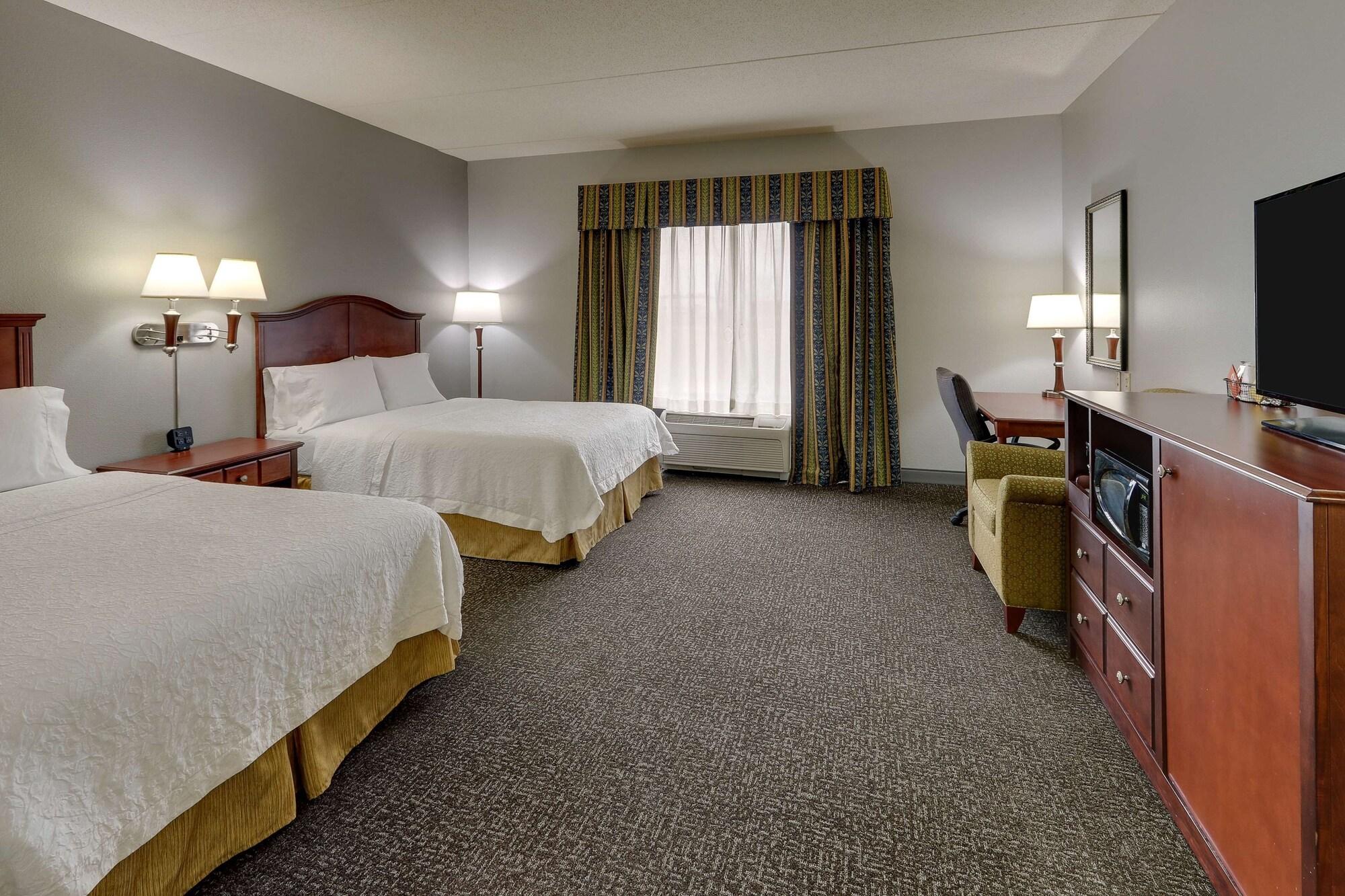 Hampton Inn & Suites Indianapolis-Airport Exterior photo