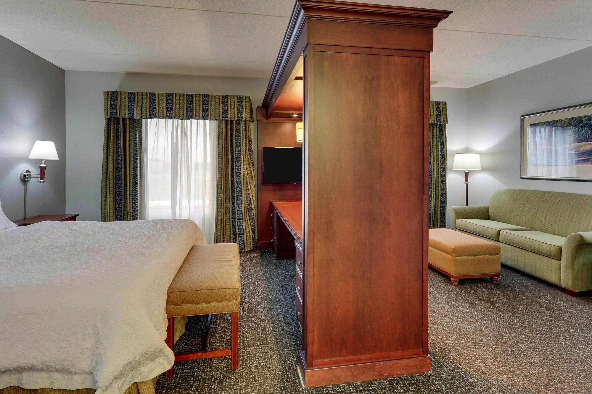 Hampton Inn & Suites Indianapolis-Airport Exterior photo