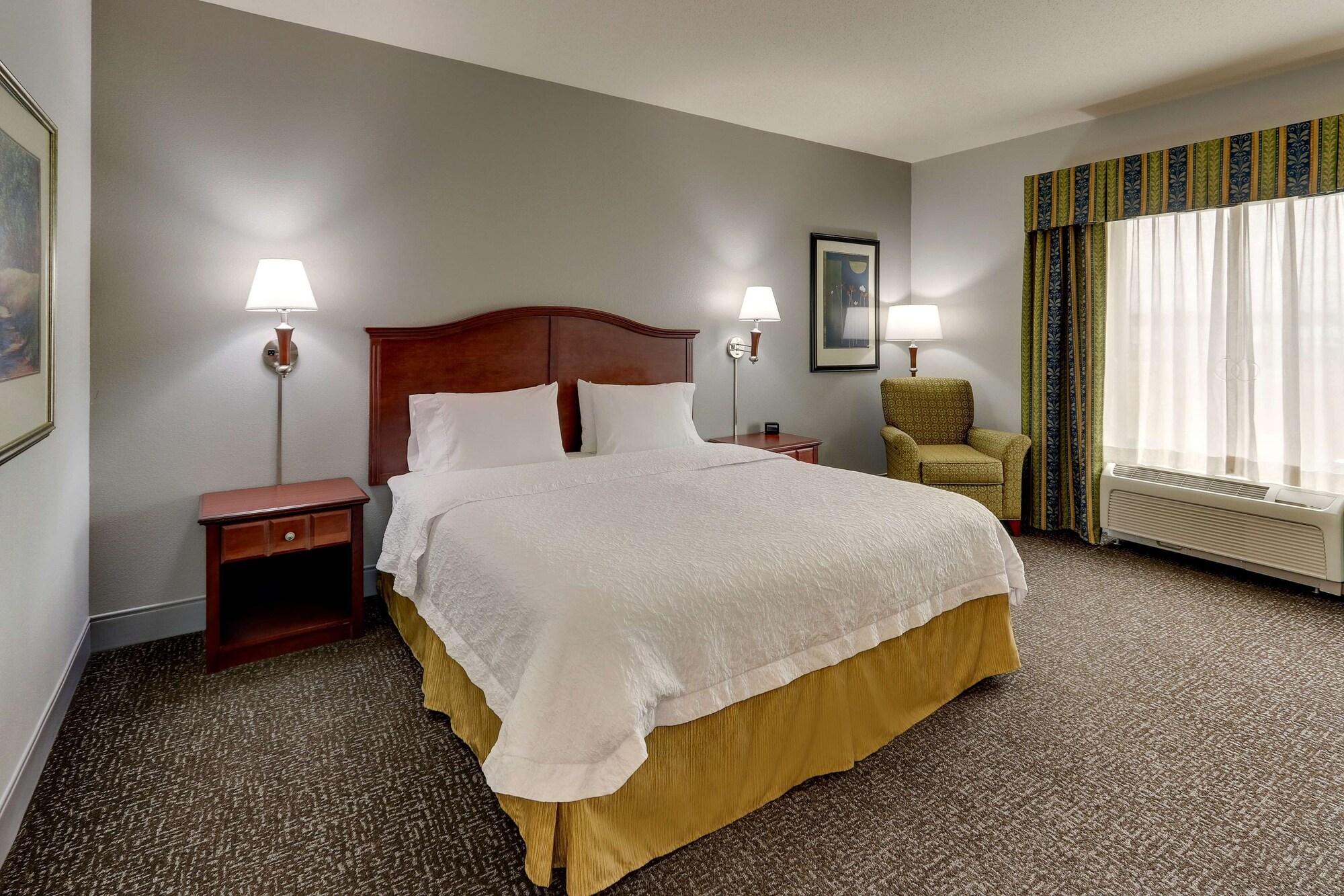 Hampton Inn & Suites Indianapolis-Airport Exterior photo