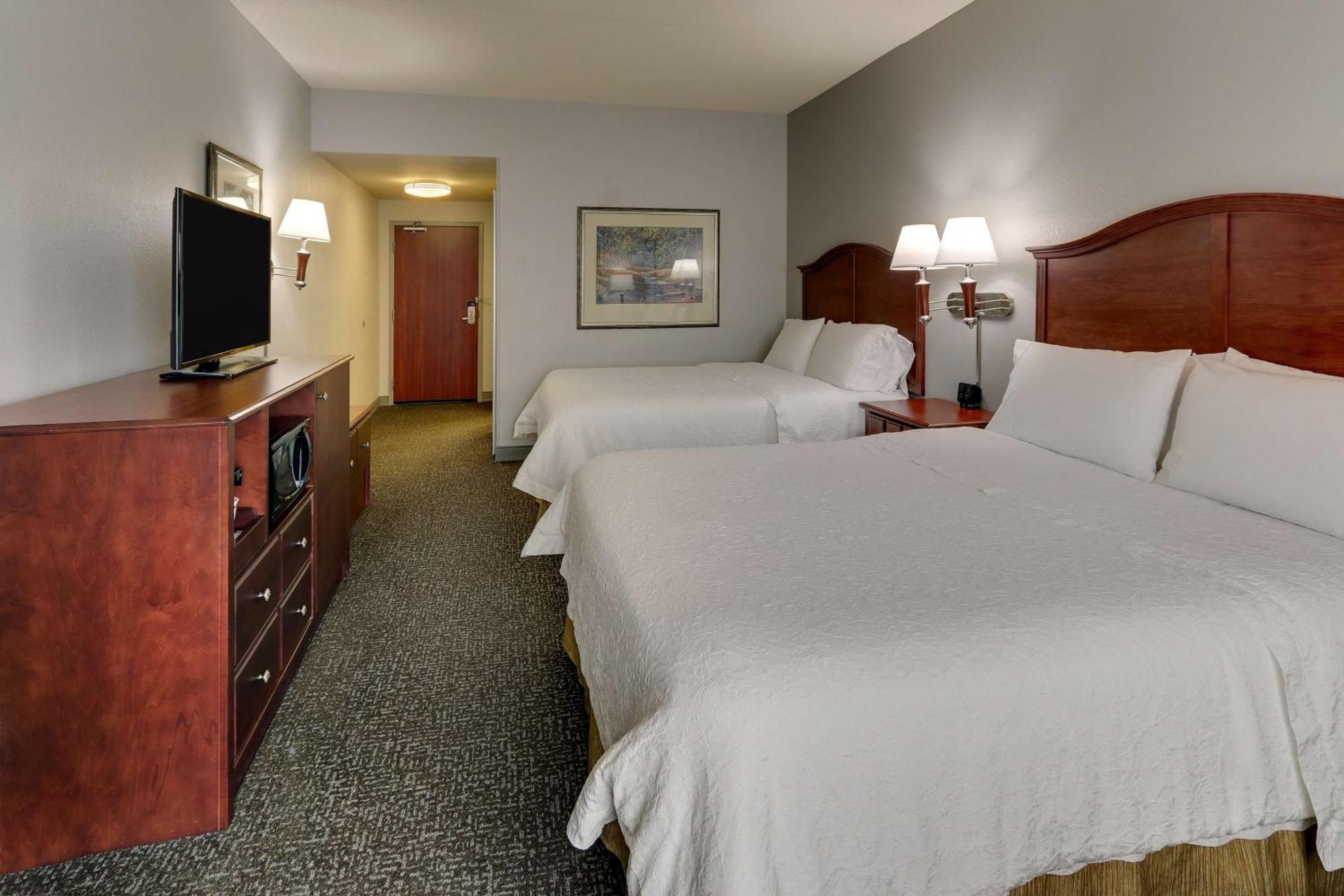 Hampton Inn & Suites Indianapolis-Airport Exterior photo