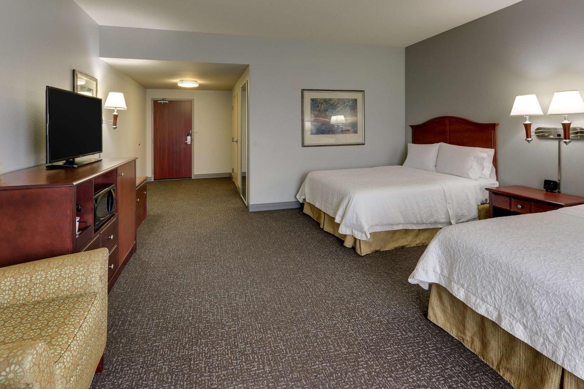 Hampton Inn & Suites Indianapolis-Airport Exterior photo
