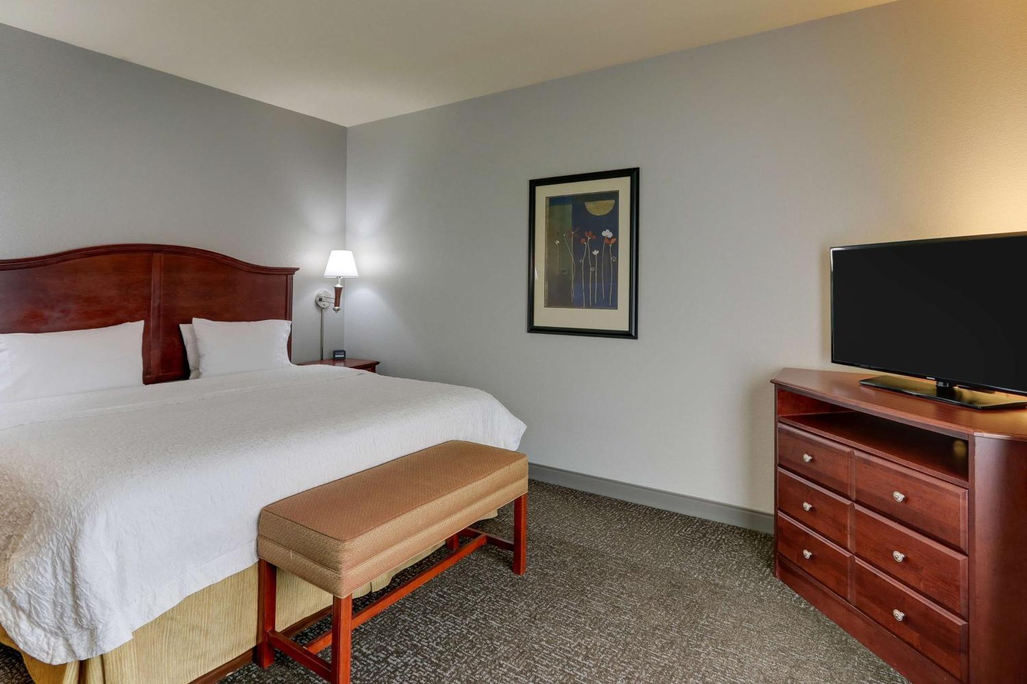 Hampton Inn & Suites Indianapolis-Airport Exterior photo