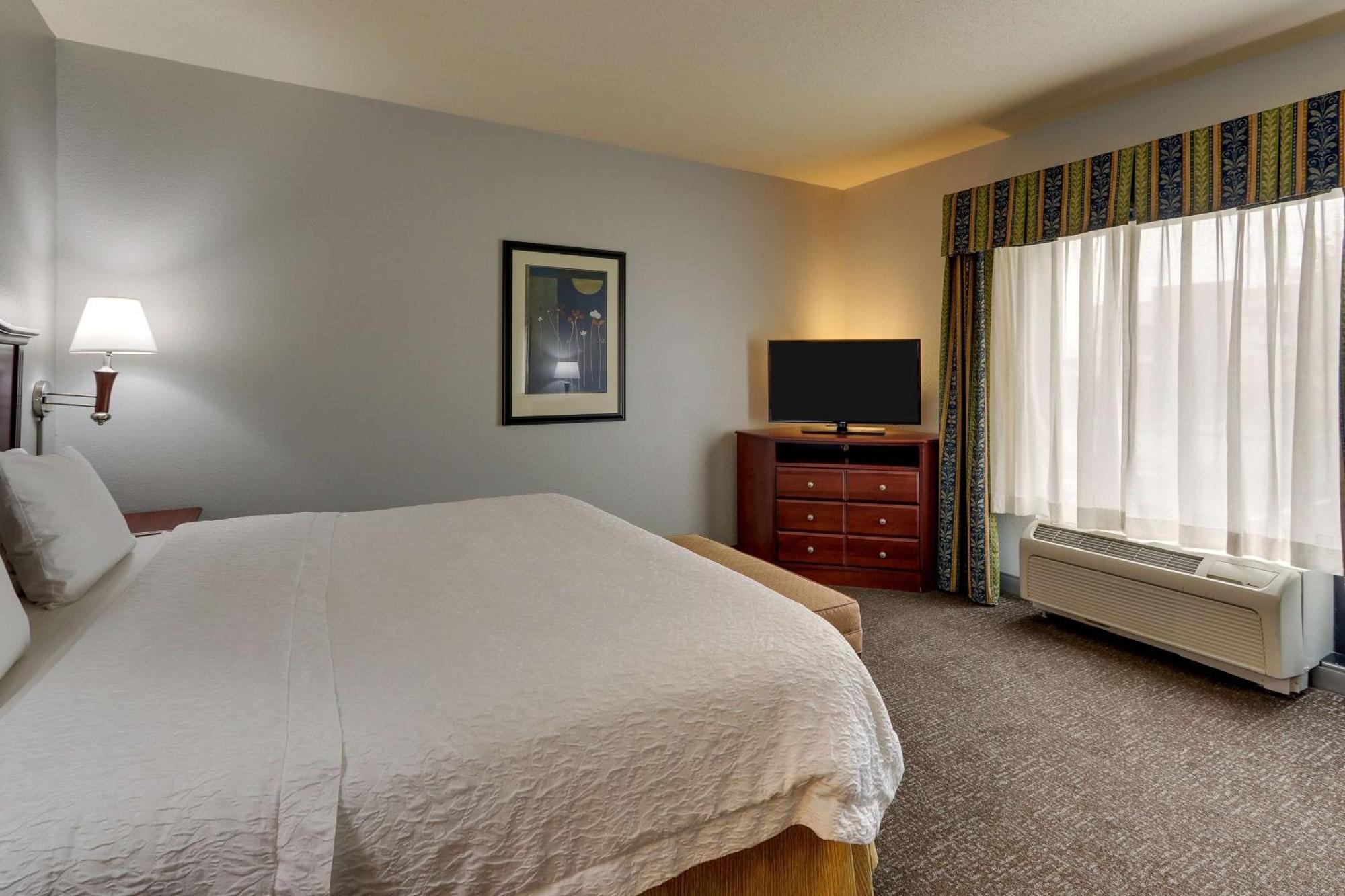 Hampton Inn & Suites Indianapolis-Airport Exterior photo