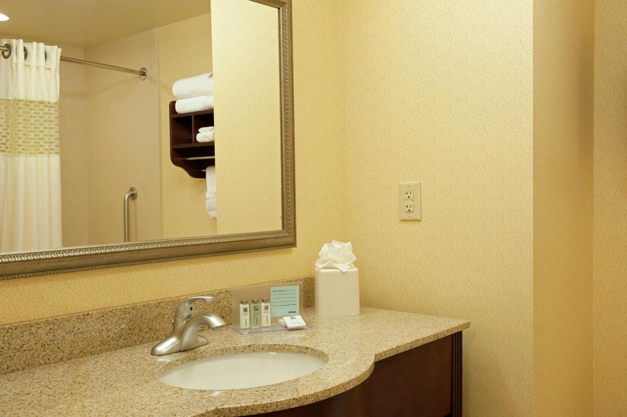 Hampton Inn & Suites Indianapolis-Airport Exterior photo