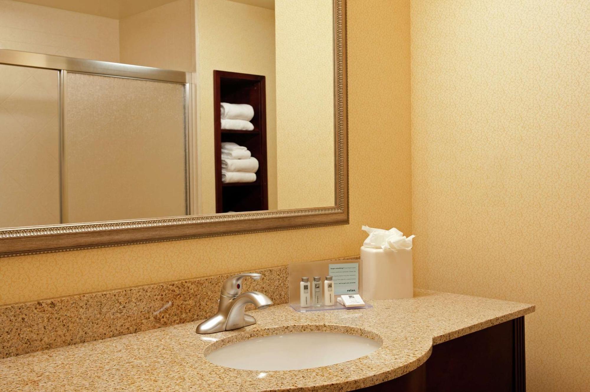 Hampton Inn & Suites Indianapolis-Airport Exterior photo