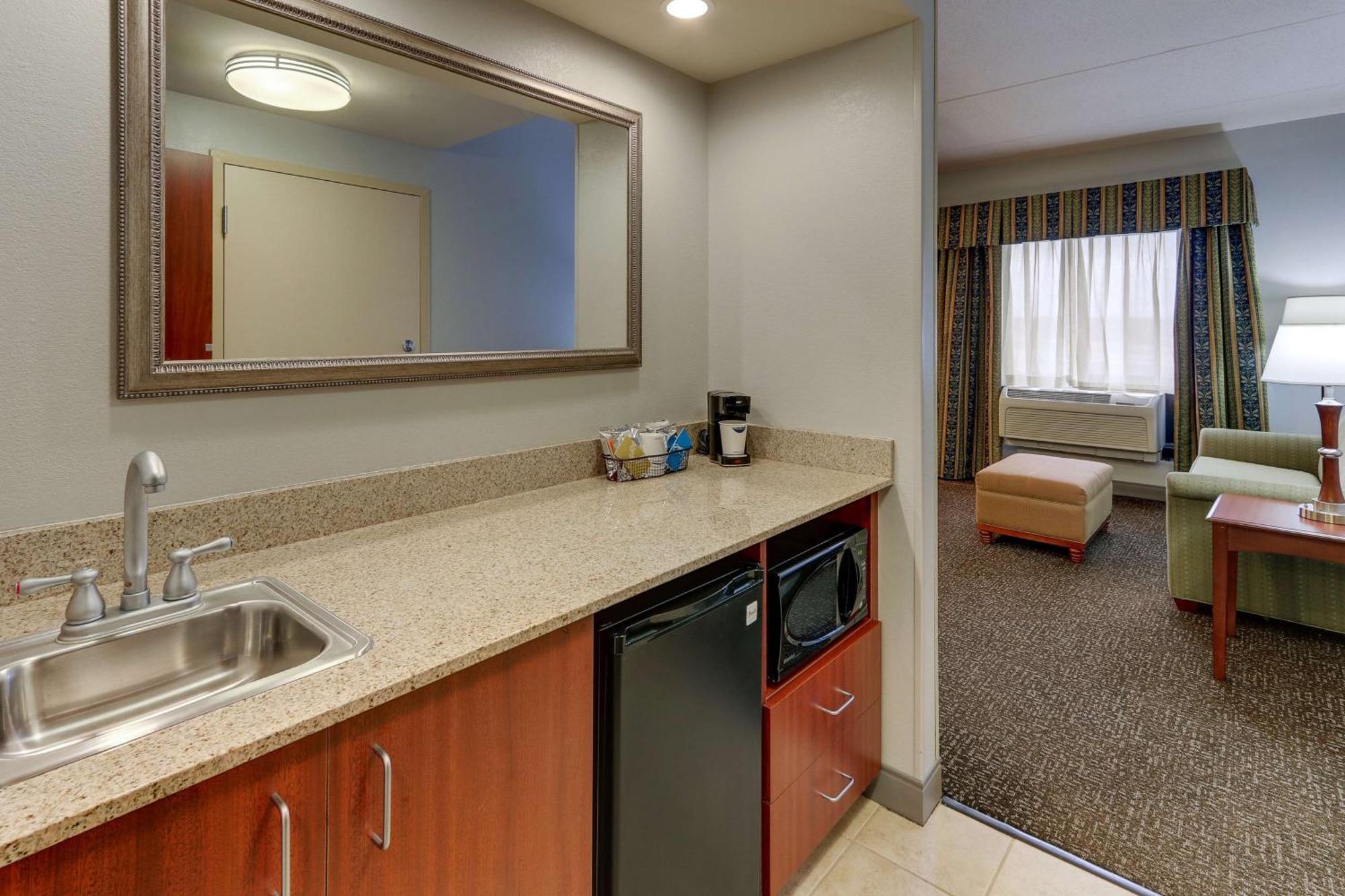 Hampton Inn & Suites Indianapolis-Airport Exterior photo