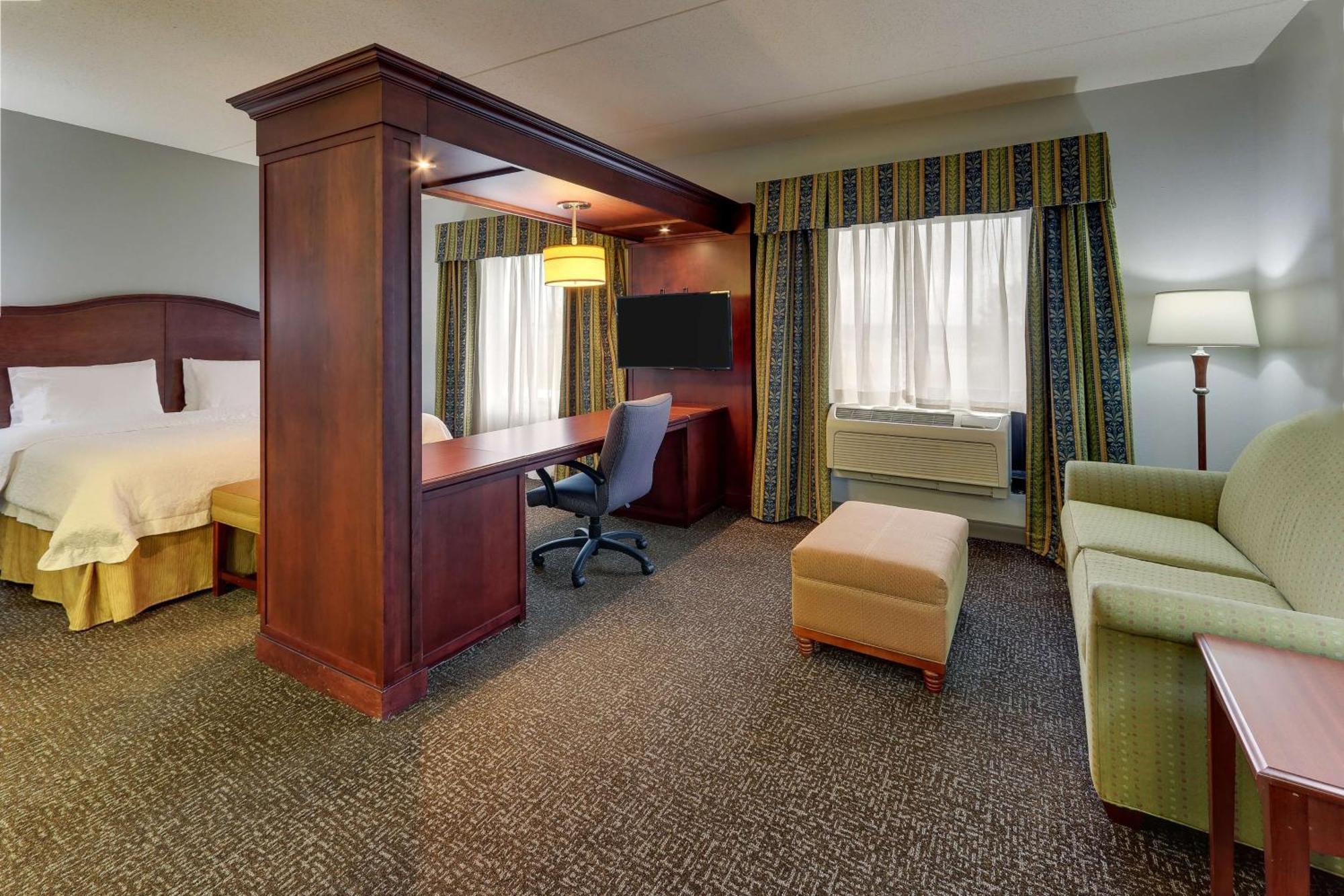Hampton Inn & Suites Indianapolis-Airport Exterior photo