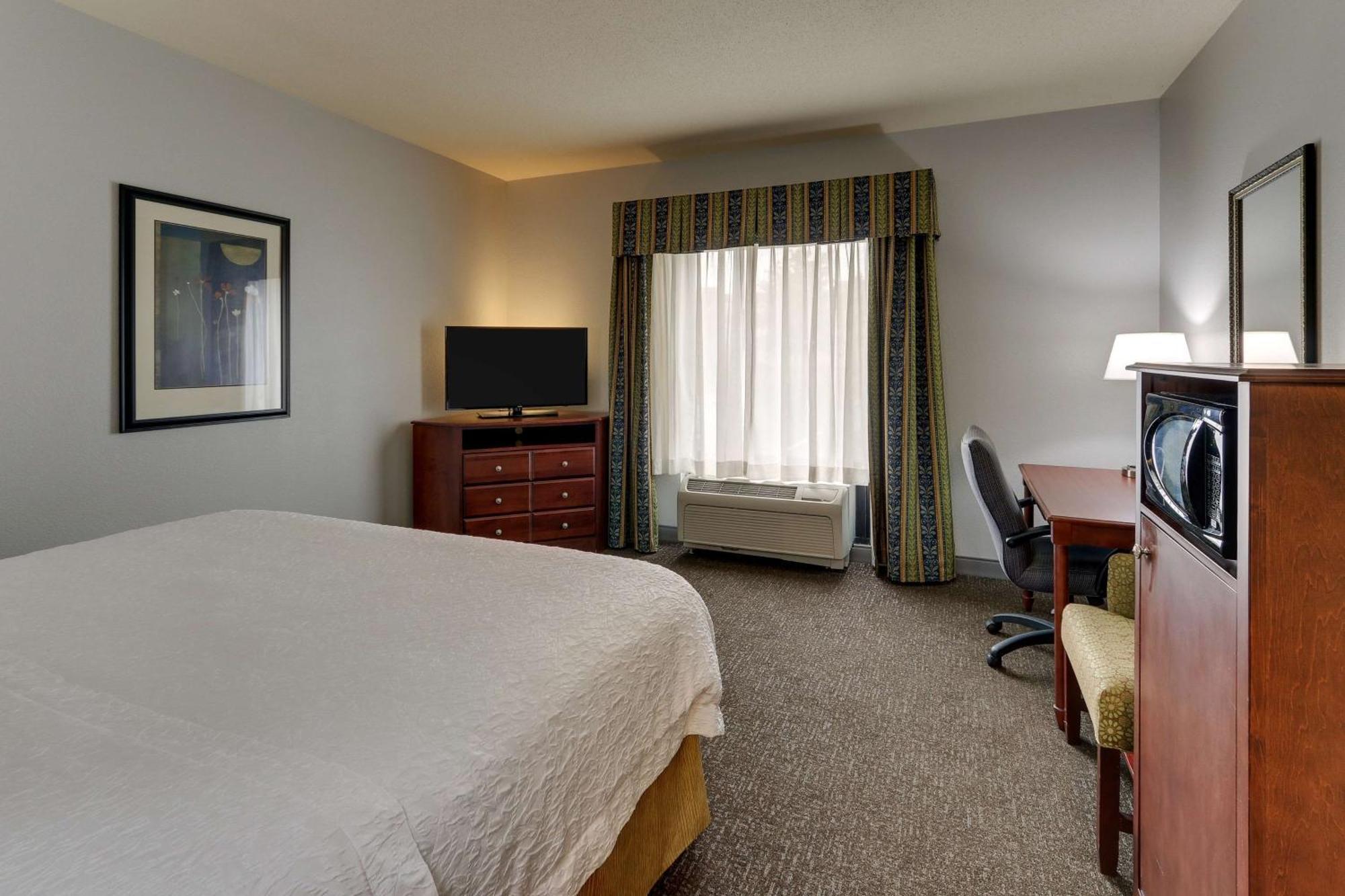 Hampton Inn & Suites Indianapolis-Airport Exterior photo