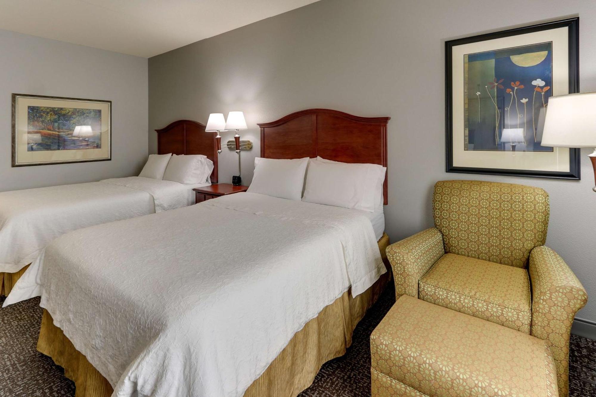 Hampton Inn & Suites Indianapolis-Airport Exterior photo