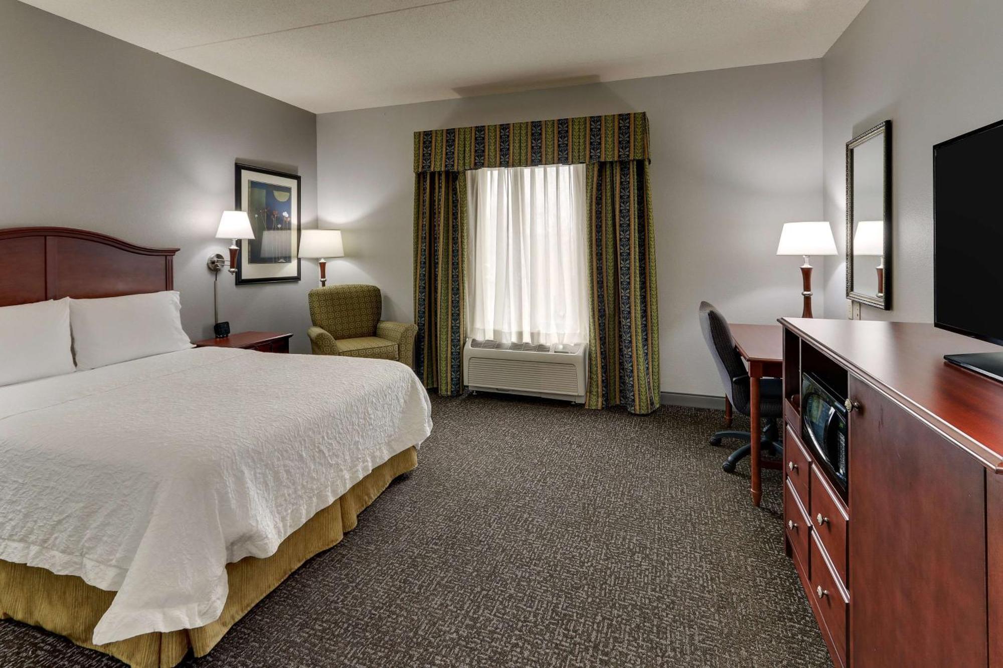 Hampton Inn & Suites Indianapolis-Airport Exterior photo