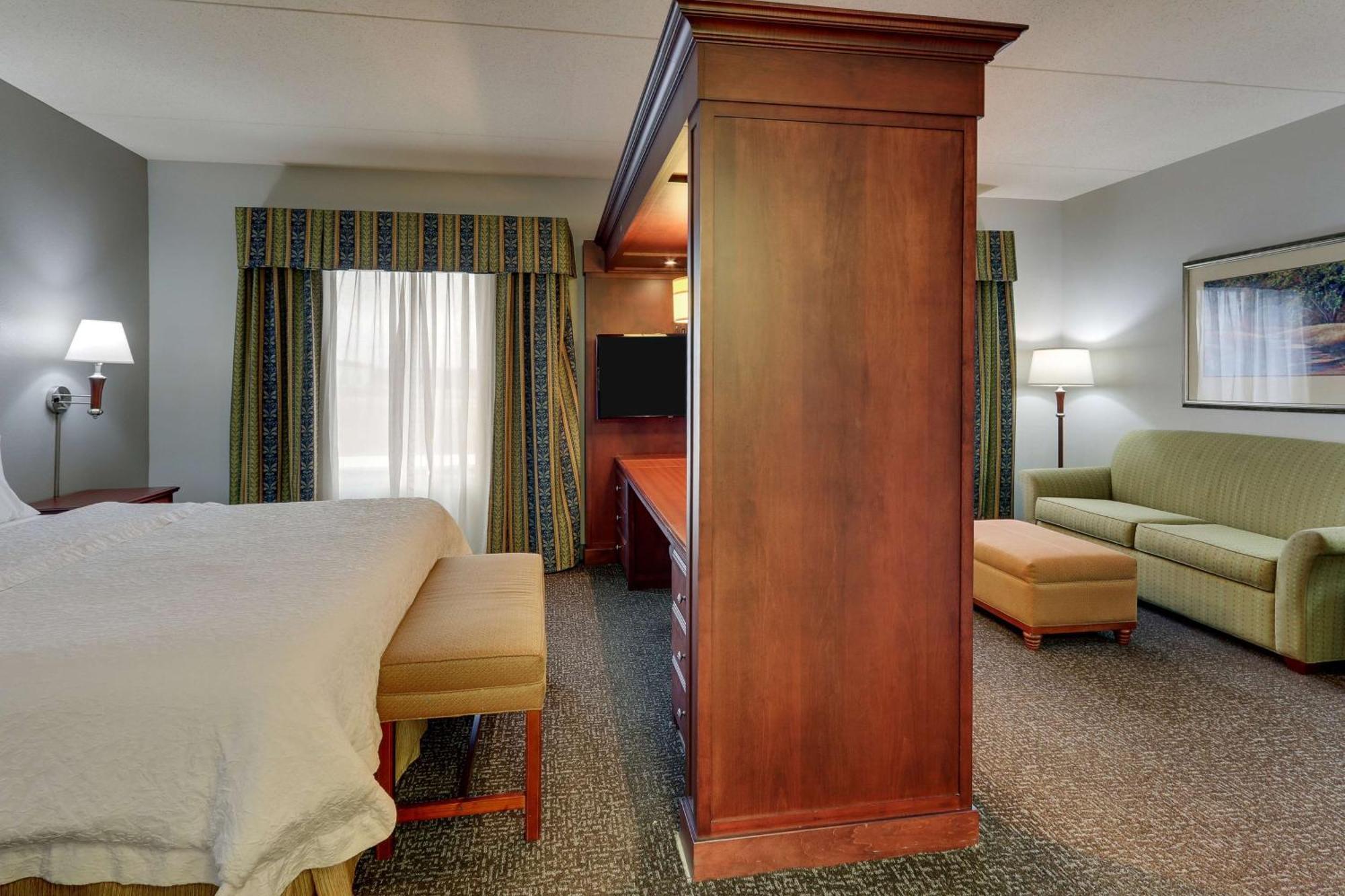 Hampton Inn & Suites Indianapolis-Airport Exterior photo