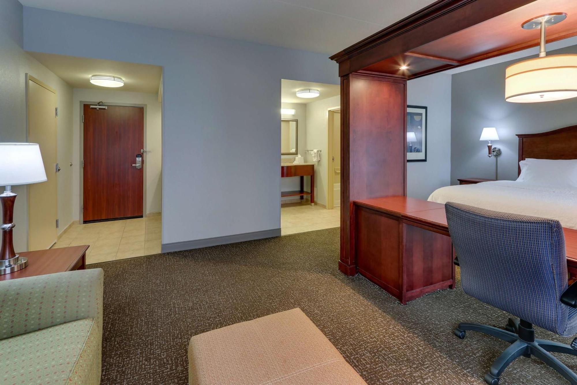 Hampton Inn & Suites Indianapolis-Airport Exterior photo