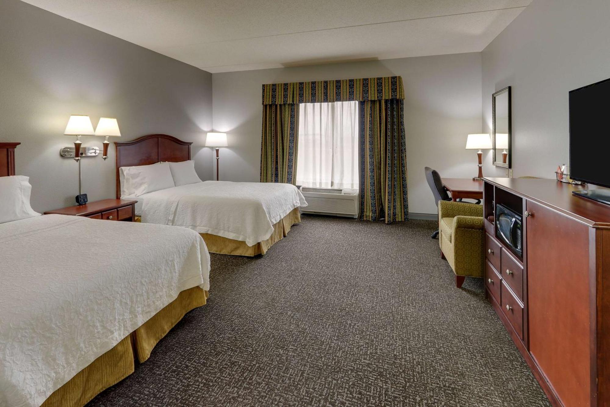 Hampton Inn & Suites Indianapolis-Airport Exterior photo